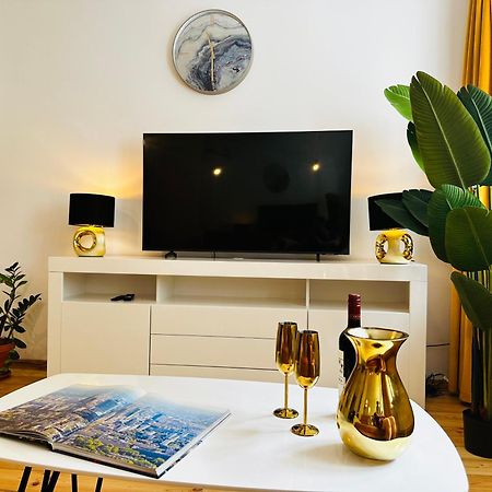 Luxury 4-Bedroom Apartment In Centre - Self-Check In & Fast Wifi Warsaw Exterior photo